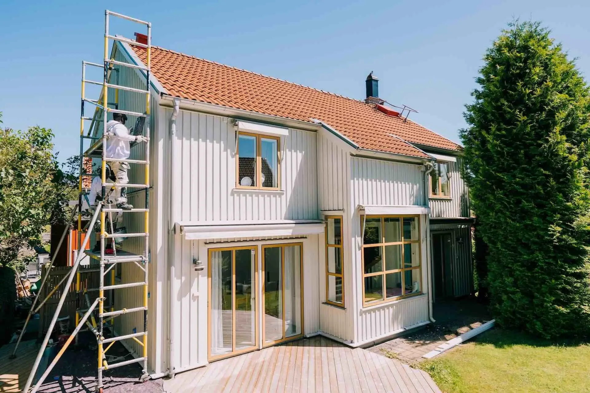 Villa med ställning under fasadmålning